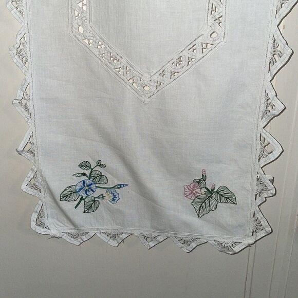 Keeco white cotton table runner with floral embroidery & Battenburg lace - Picture 4 of 7